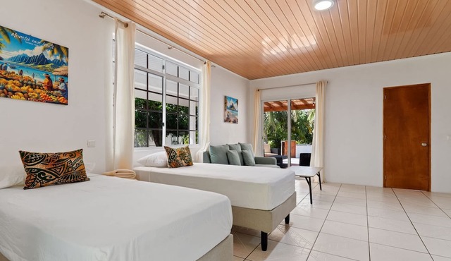 2BR Moorea Retreat With Private Canal BBQ