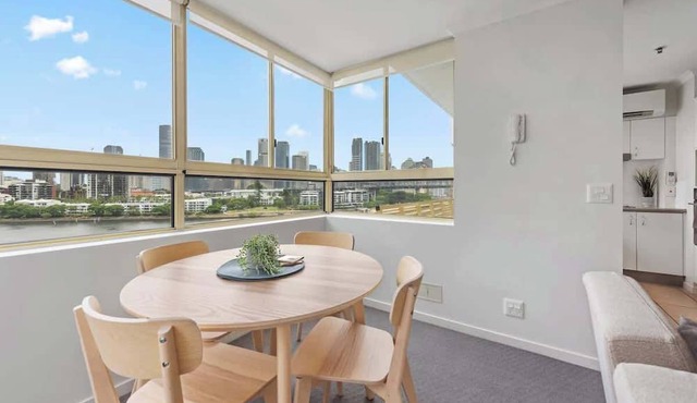 Stunning! Skyline City, Water + Story Bridge Views