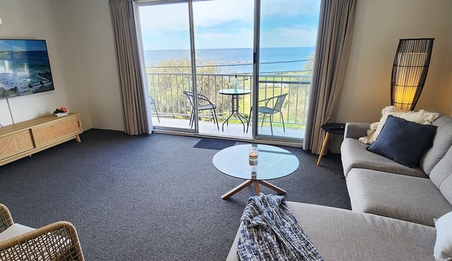 Penthouse Apartment With Ocean Views - 1 Bed, 1 Bath, Parking. Coogee Beach