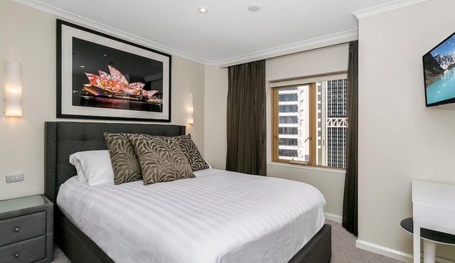 Sydney - SYDN1 - Gloucester Street - Luxury 1BR Apartment in Quay West with Harbour Views in The Rocks Near Circular Quay