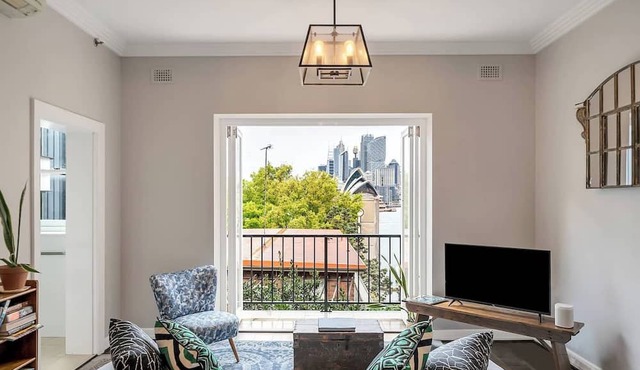 'Latitude' - Stunning Opera House Views, Designer 2 Bedroom Executive Apartment w/airconditioning