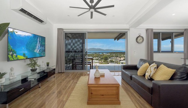 Luxury Loft with Stunning Views (Upstairs)