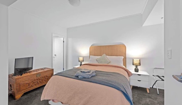 Top of the Town! 2Bed/2Bath/1Car/Balcony/Views~CBD