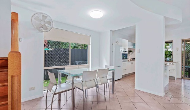 Stylish 3BR Townhouse CampHill + Wi-Fi, Parking