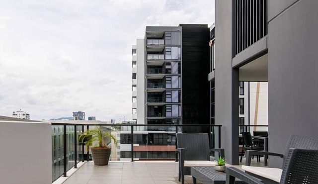 Stunning Family Resort-like apartment in South Brisbane Huge Balcony Pool Gym Cafe Fast WIFI Carpark