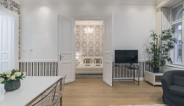 Central Ruin Bar District 2BR Apt