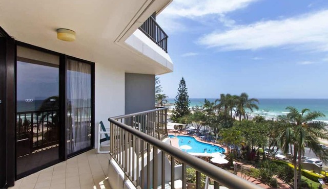 Rocks Resort 4G - Currumbin Beachfront - Min. 3 night stays!