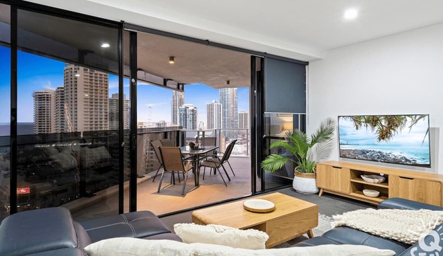 Circle on Cavill 3 Bedroom Ocean View — Q Stay
