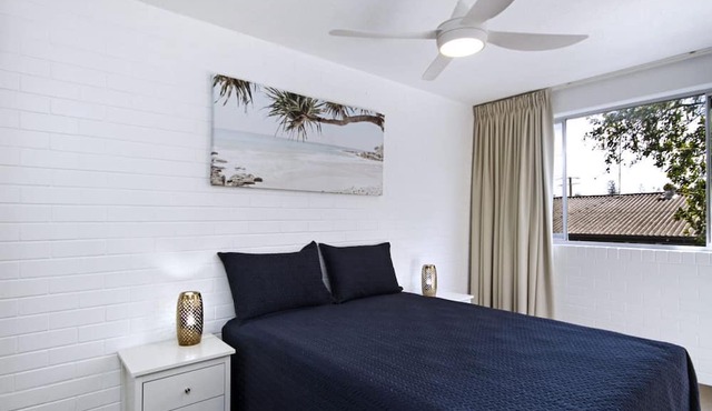 White Caps Unit 3- 400 metres to Kirra Beach, cafes and restaurants