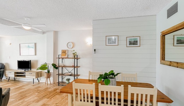 Tweed Paradise Unit 2 Rainbow Bay Beach just a 300m walk, easy walk to clubs and shops Wi-Fi is Inc.