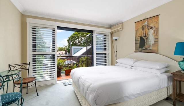 Spacious 2-Bed Townhouse with Garage & Patio