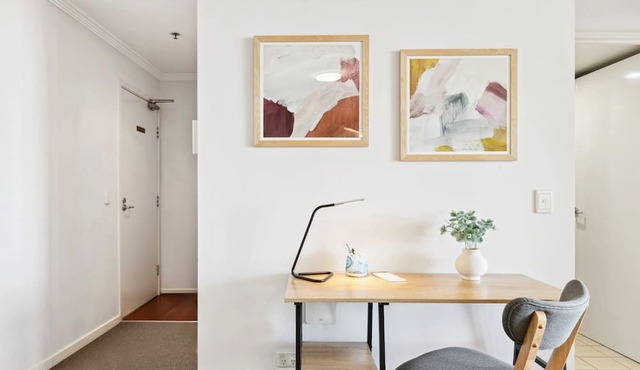 2-Bed City Abode with Swimming Pool, Gym & Views