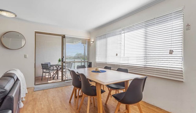 Cosy 2-Bedroom Seaside Unit Steps from Beach