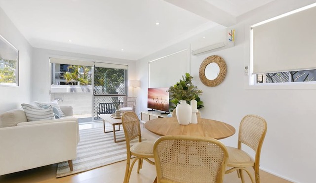 Ground Floor 2-Bed Mermaid Beach Pad with Parking