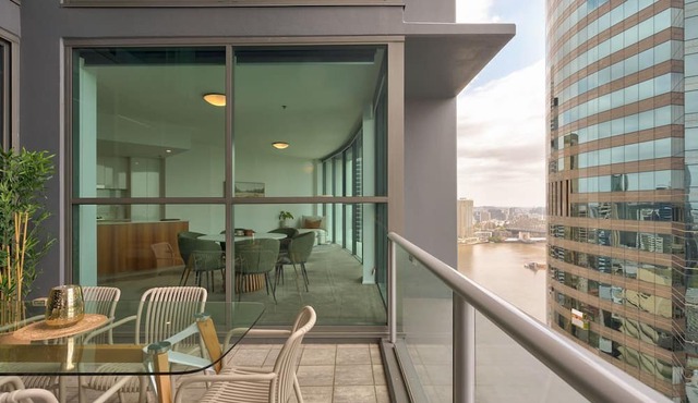 Glasshouse on Felix – Luxury Brisbane City Apartment with River Views, Pool & Parking