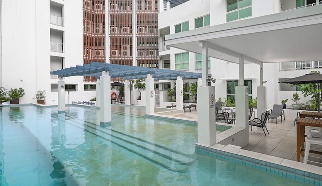 Azureside Apartment Retreat – 5th Floor Stay Near Cairns Esplanade with Pool