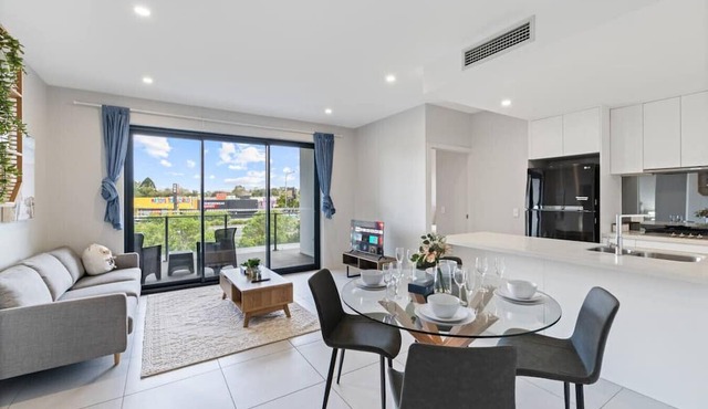 2-Bedroom Apartment Balcony Close to All Hotspots