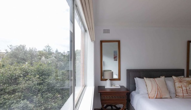 Beachside Clovelly Living w Parking 50m to Beach