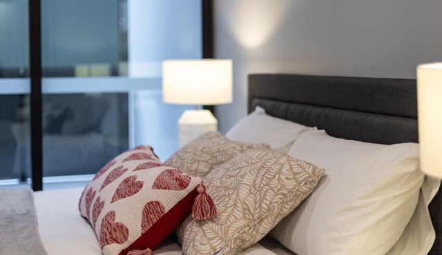 1BR Luxury apt at prime location w/carpark