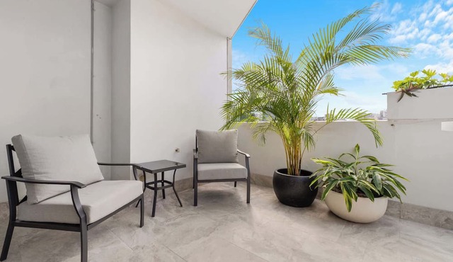 Hidden Oasis 2Bed-2Bath-1Car - 5 mins to CBD