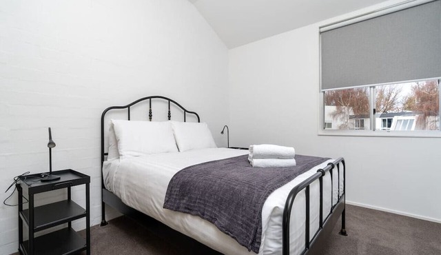 3BR Loft Apt 1min to Kingston Foreshore!
