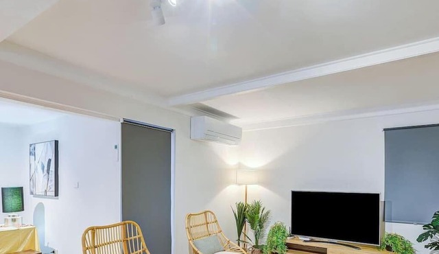 COZY Central Kangaroo Point Pad + 2BR + Parking