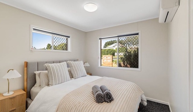 Modern Comfort in Quiet Neighbourhood!