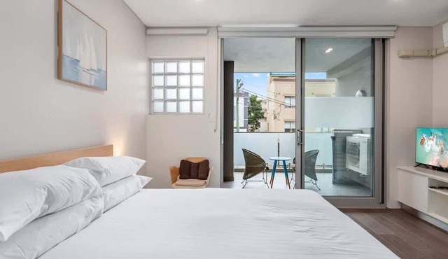 Bright Studio with Balcony near Coogee Beach