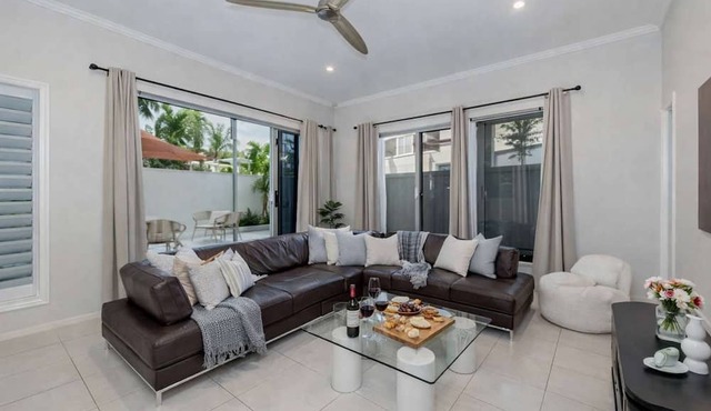 North Ward Beachside Home, Townsville | 4BR | 2 King Beds | Walk to Strand