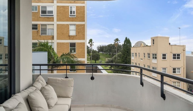 Inviting 2BR Unit w/Parking near Coogee Beach