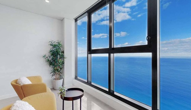 Meriton Level 65 Oceanfront 2BR – Panoramic Views