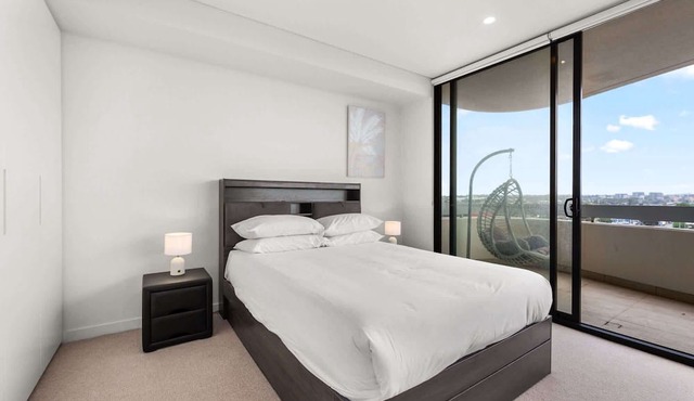 Luxe 2-Bed: Modern Interiors, Balcony & BBQ Area