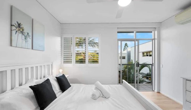 Tropical Bulimba 2BR Retreat | 2xParking & Netflix