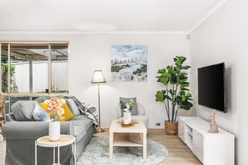 StayAU Cozy 3BR Suburban Retreat in Ingleburn