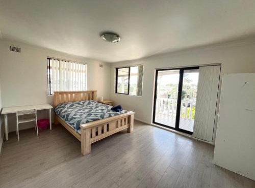 Queen Room with Balcony Access in Croydon - CP7