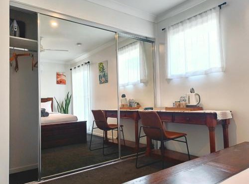 Deluxe Queen Room - Shared Bathroom