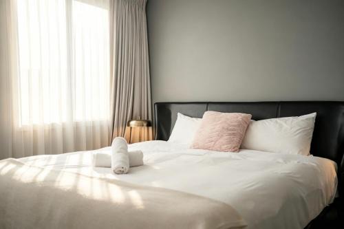 JC House - 4 Br, AC & Wi-Fi Close Coles & Train