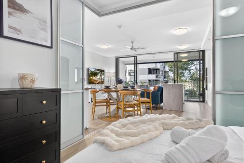 Gorgeous and Spacious 2BR Beach Apt with Pool, Parking and Gym