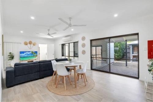 Casa Del Mar - Poolside Retreat Near Trinity Beach