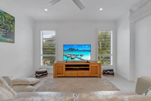 Rojo at Island Views—A Breezy Beachfront Retreat