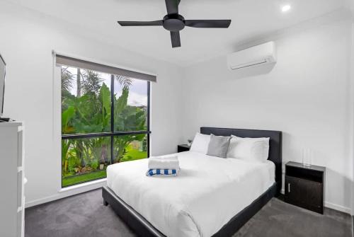 Manoora Haus - Industrial Oasis near Parks & Beach