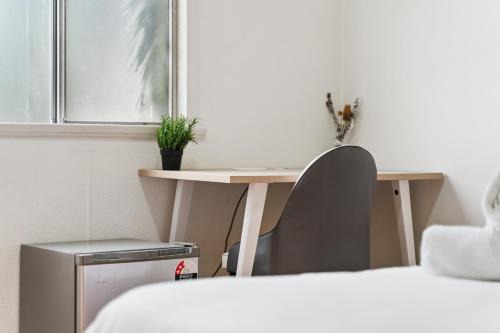 Double Bed Room with Easy Commute to Hurstville Station - Shared Bathroom