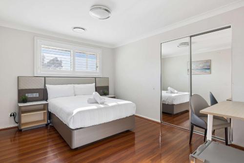 Modern Double Room Near Station & Easy M2 and M7 with Shared Bathroom and Amenities