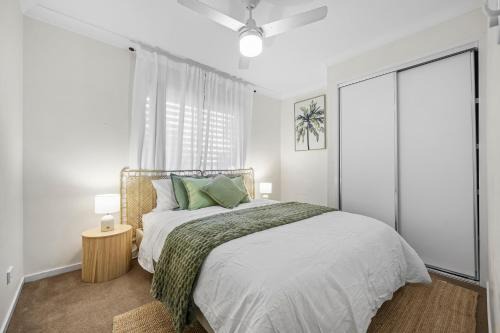 2-Storey 3BR Haven - Sleeps 8 - Free Parking & Gym