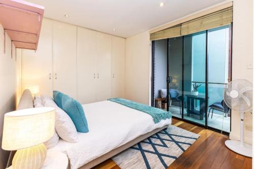Bright & Spacious 2 BDR w Pool Parking Balcony AC