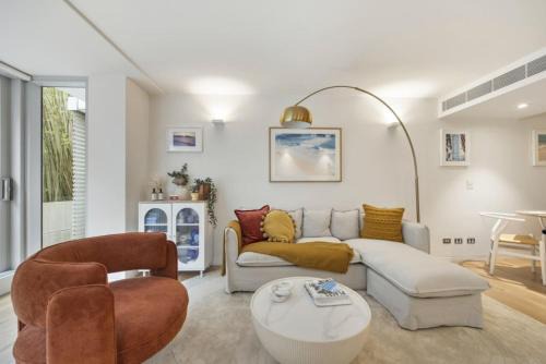 Pacific Chic Luxury Pad - Beachfront Aircon Lift