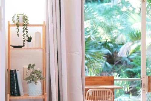 Sydney Leafy retreat 2BDR with parking and Access to CBD