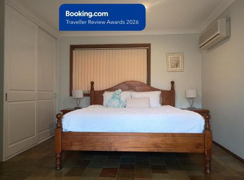 Baulkham Hills Deluxe King Room with Ensuite, Private Access & Air Con