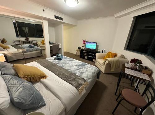 Super comfortable quiet room, parking available, king bed
