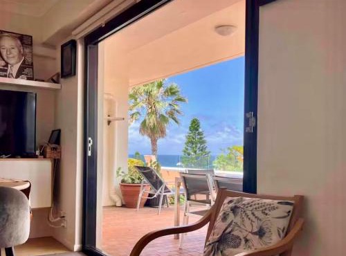 Beachfront 1 Bed, huge terrace Free Parking